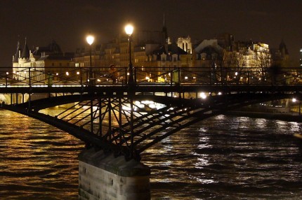 Lectrice-sur-le-pont-des-arts