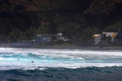 Lumière du soir sur le retour des surfeurs (Réunion)