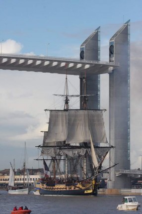 Passage sous le pont Chaban-Delmas